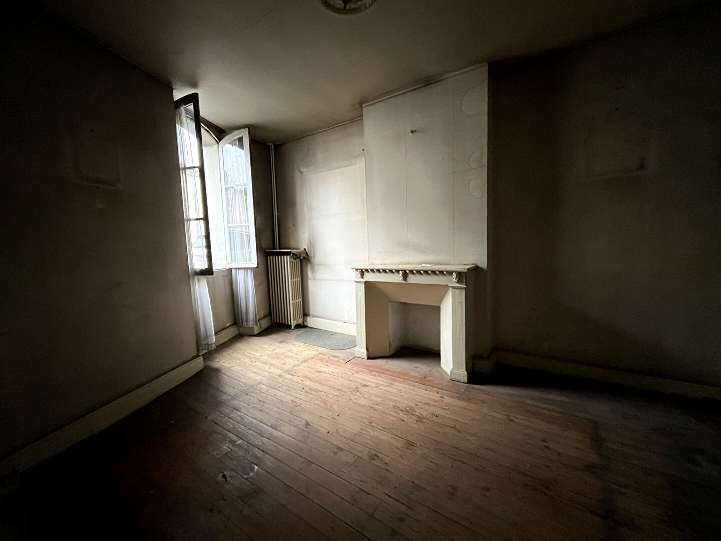 Photo A Villeneuve sur Lot, maison de ville à rénover d'une surface d'environ 73,18m² avec  jardin d'environ 100 m² .  Cette maison, nous offre au rez-de-chaussée un couloir de 8,81m² desservant un salon de 12,29m², une cuisine de 14,27m² donnant sur le jardin. image 2/6