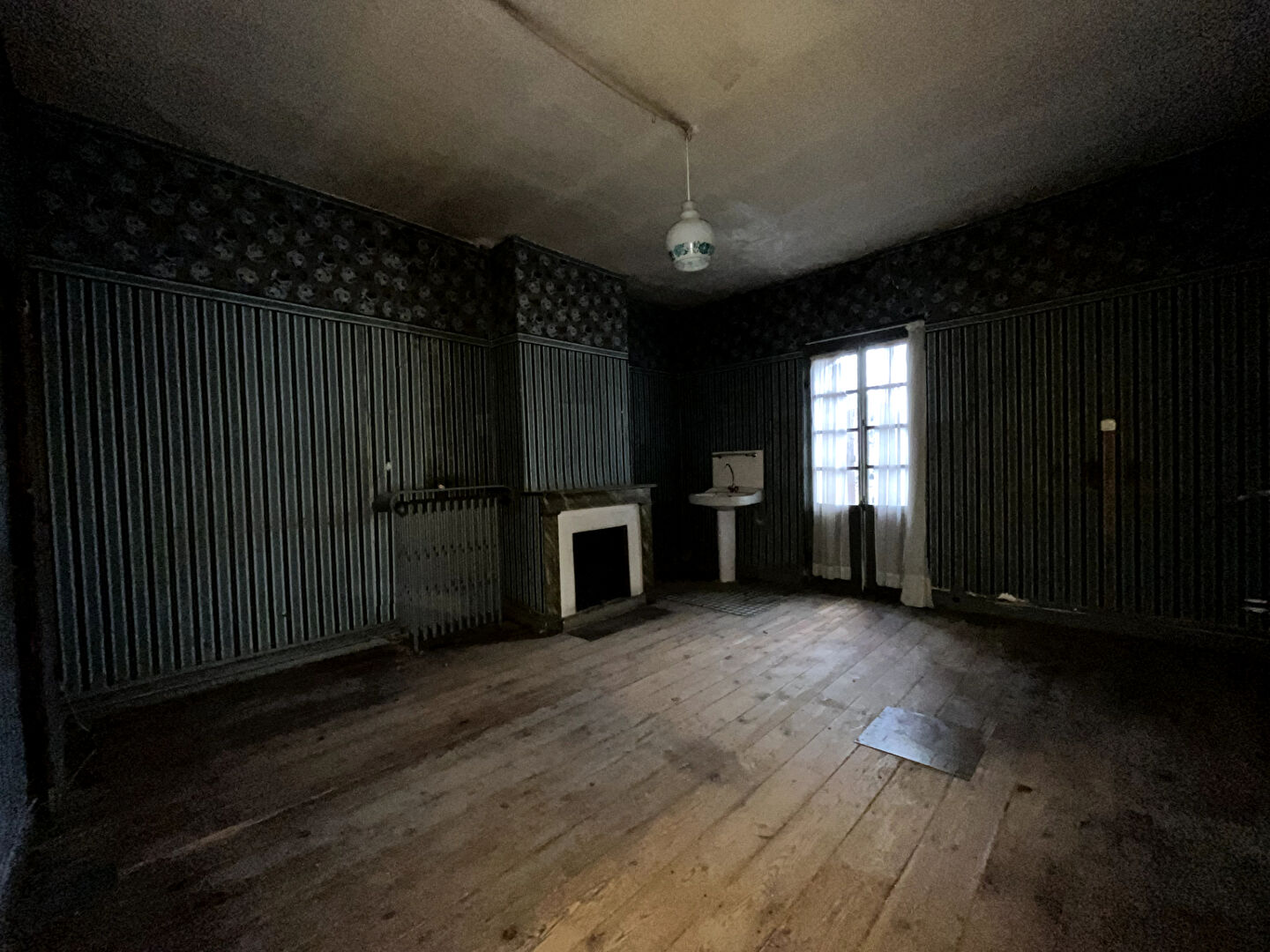Photo A Villeneuve sur Lot, maison de ville à rénover d'une surface d'environ 73,18m² avec  jardin d'environ 100 m² .  Cette maison, nous offre au rez-de-chaussée un couloir de 8,81m² desservant un salon de 12,29m², une cuisine de 14,27m² donnant sur le jardin. image 4/6