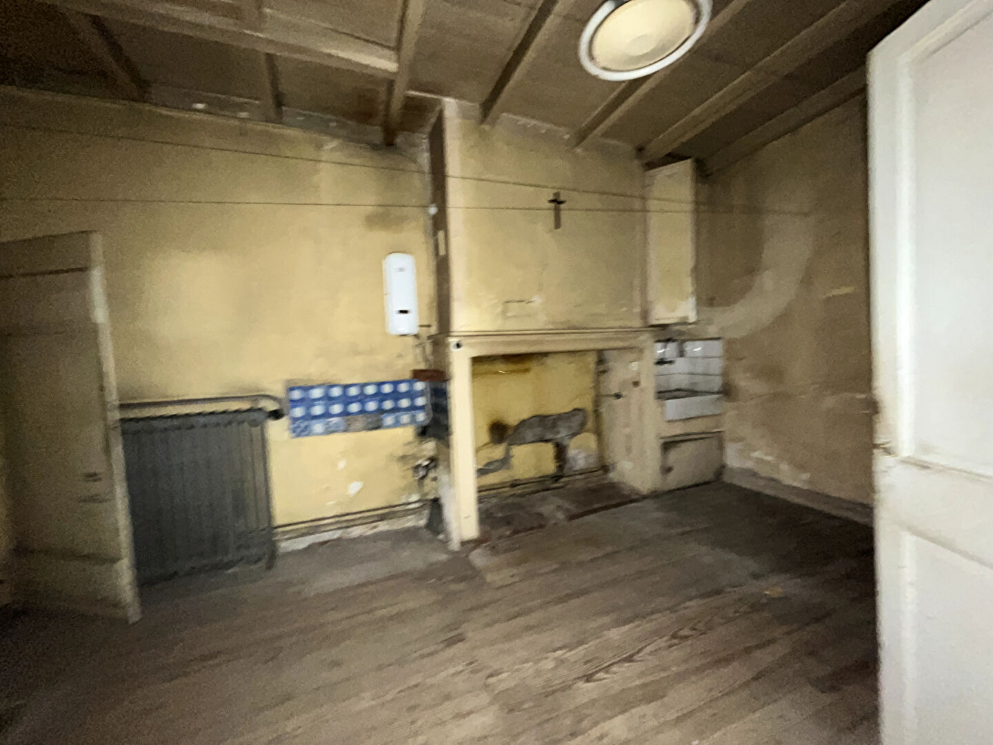 Photo A Villeneuve sur Lot, maison de ville à rénover d'une surface d'environ 73,18m² avec  jardin d'environ 100 m² .  Cette maison, nous offre au rez-de-chaussée un couloir de 8,81m² desservant un salon de 12,29m², une cuisine de 14,27m² donnant sur le jardin. image 5/6