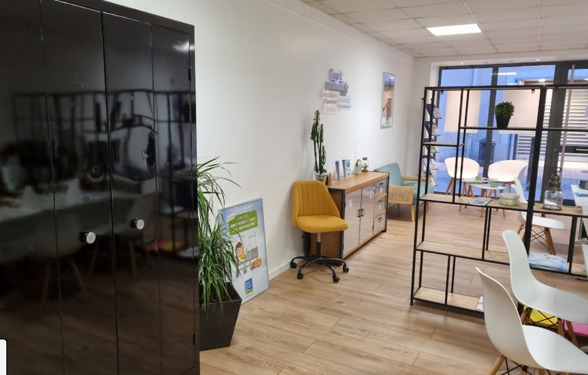 Photo Belle opportunité d'investissement à Villeneuve sur Lot. Immeuble de rapport avec avec local commercial disponible en RDC (magasin d'environ 44m2 + bureau de 16,58m2) en RDC avec présence d'une sortie sur terrasse agréable pour pauses du personnel. Potent image 3/6