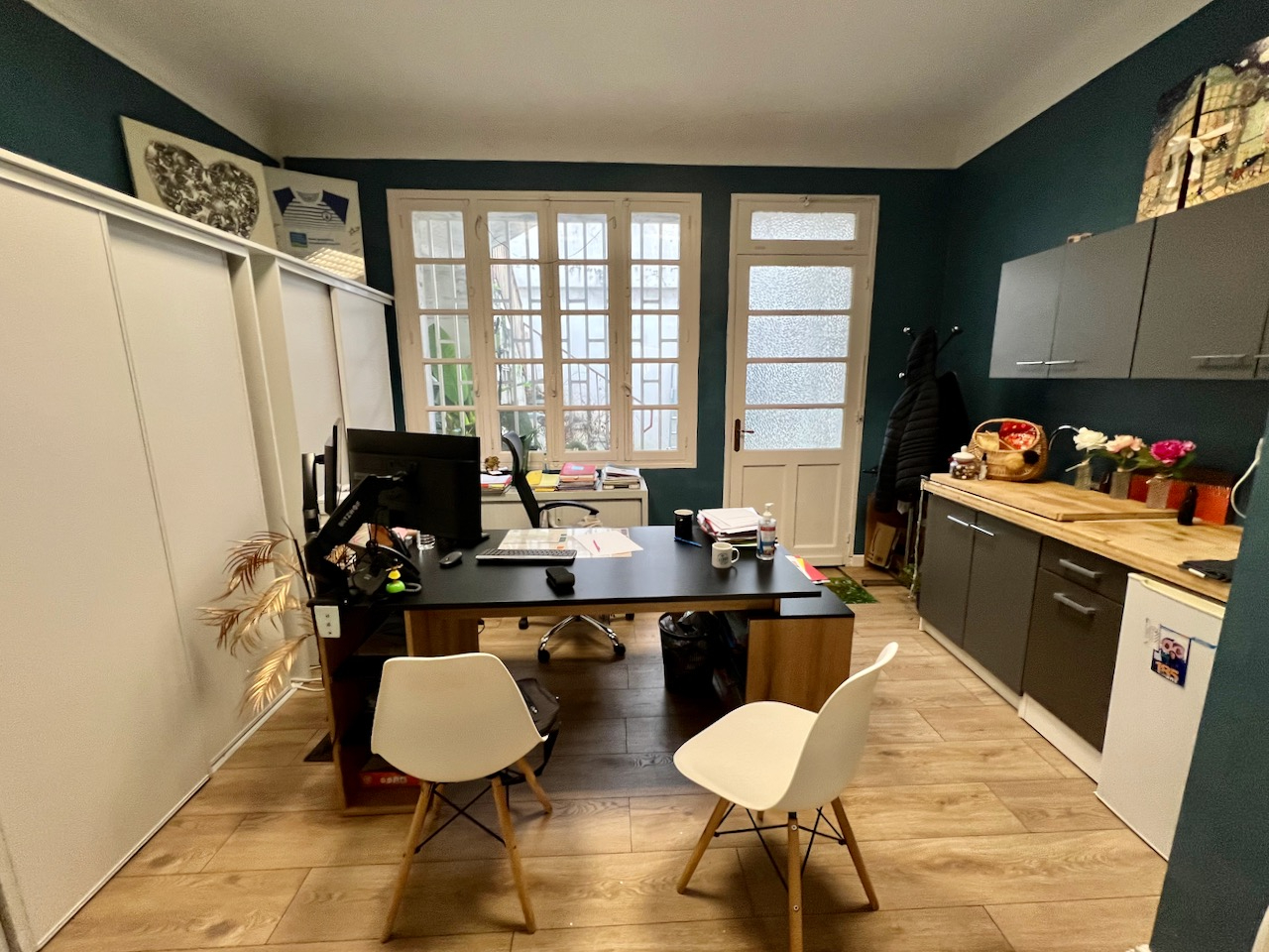 Photo Belle opportunité d'investissement à Villeneuve sur Lot. Immeuble de rapport avec avec local commercial disponible en RDC (magasin d'environ 44m2 + bureau de 16,58m2) en RDC avec présence d'une sortie sur terrasse agréable pour pauses du personnel. Potent image 4/6