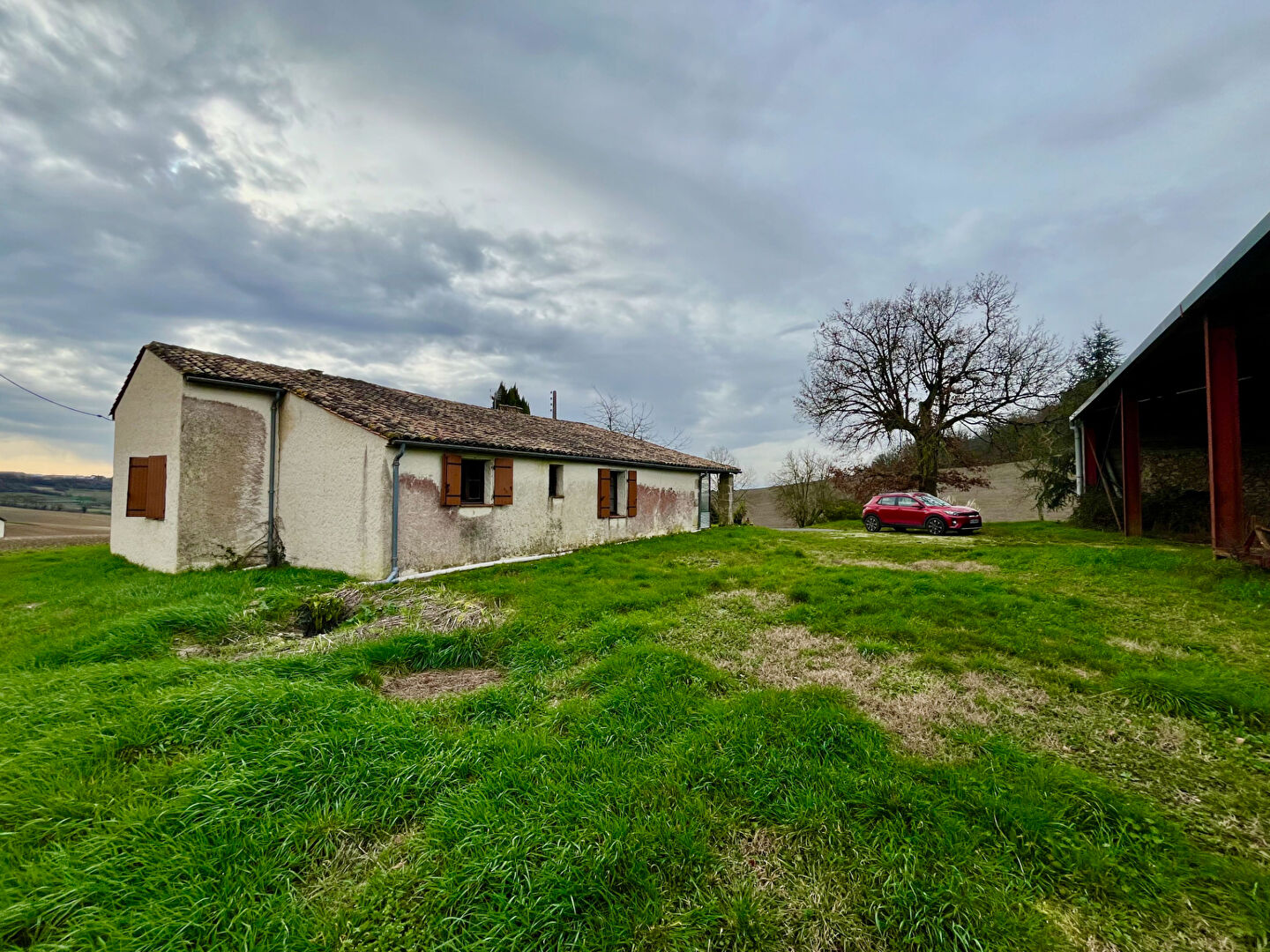 Située à 15 minutes de Villeneuve-sur-Lot, proche de Cancon et du Golf de Castelnaud, Charmante maison en pierre de 112m² située en position dominante avec vue panoramique, sans nuisances, et disposant de 3 chambres, d'un terrain d'environ 4000m² et d'un