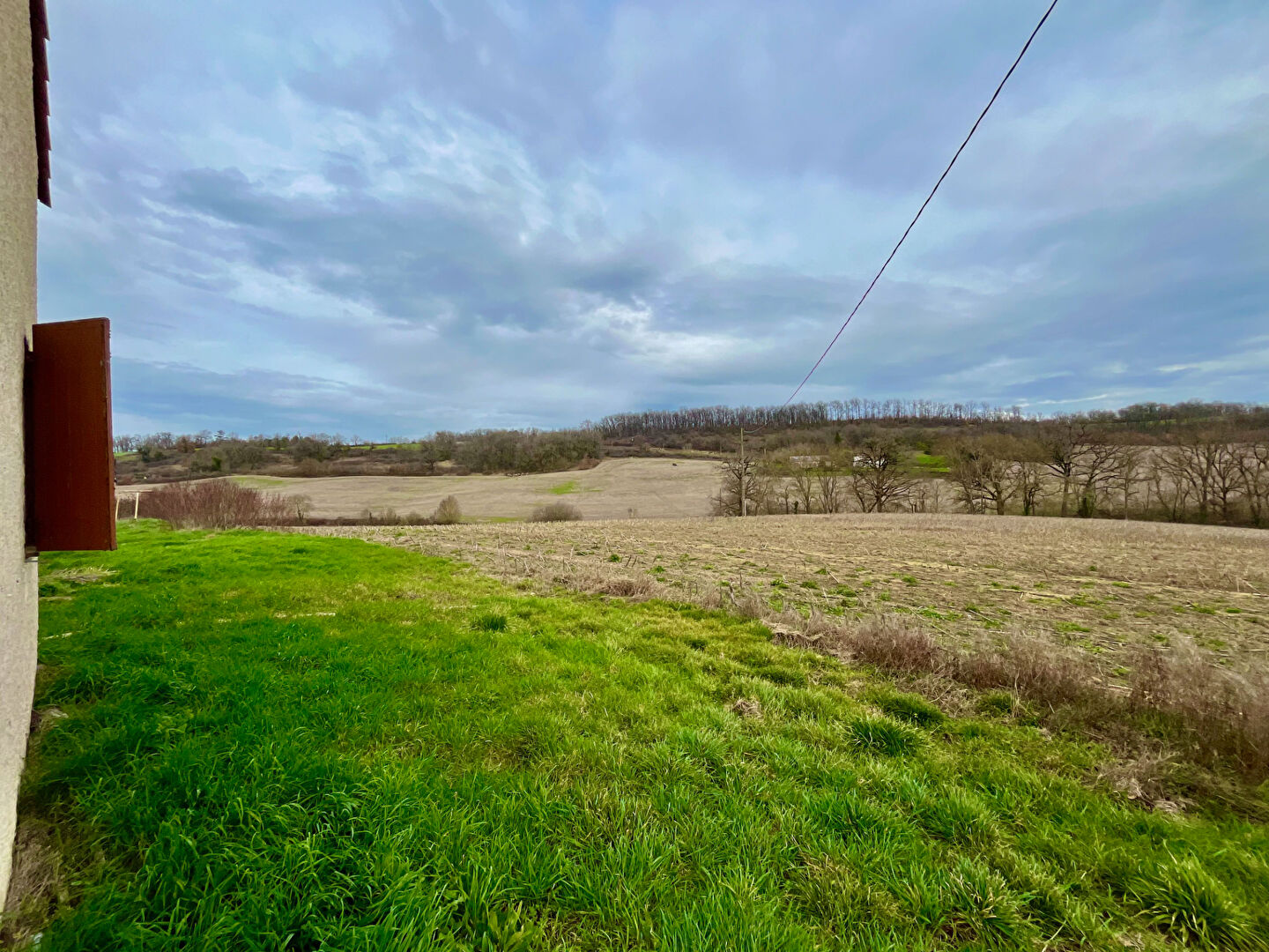 Photo Située à 15 minutes de Villeneuve-sur-Lot, proche de Cancon et du Golf de Castelnaud, Charmante maison en pierre de 112m² située en position dominante avec vue panoramique, sans nuisances, et disposant de 3 chambres, d'un terrain d'environ 4000m² et d'un image 2/6