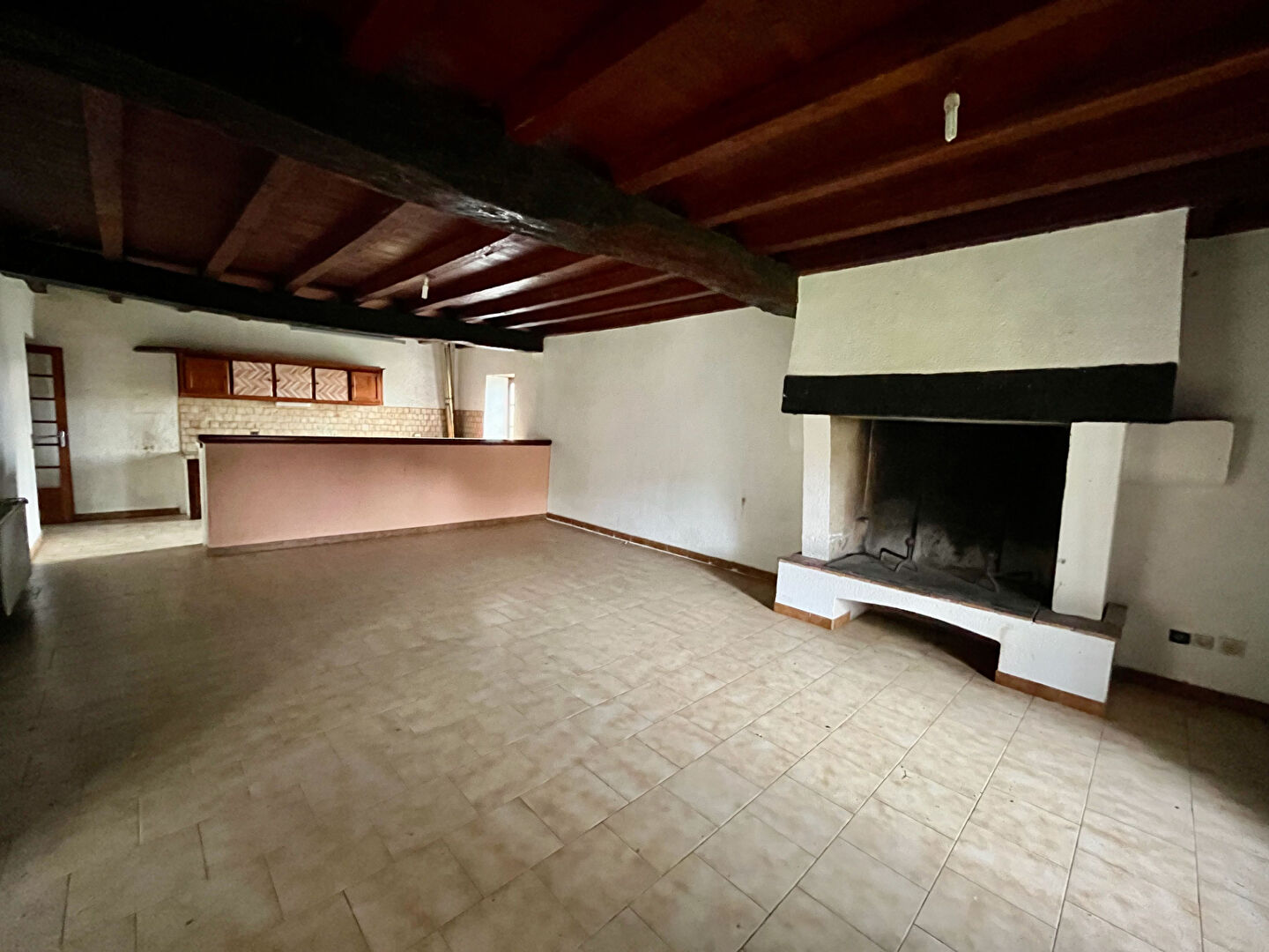 Photo Située à 15 minutes de Villeneuve-sur-Lot, proche de Cancon et du Golf de Castelnaud, Charmante maison en pierre de 112m² située en position dominante avec vue panoramique, sans nuisances, et disposant de 3 chambres, d'un terrain d'environ 4000m² et d'un image 3/6
