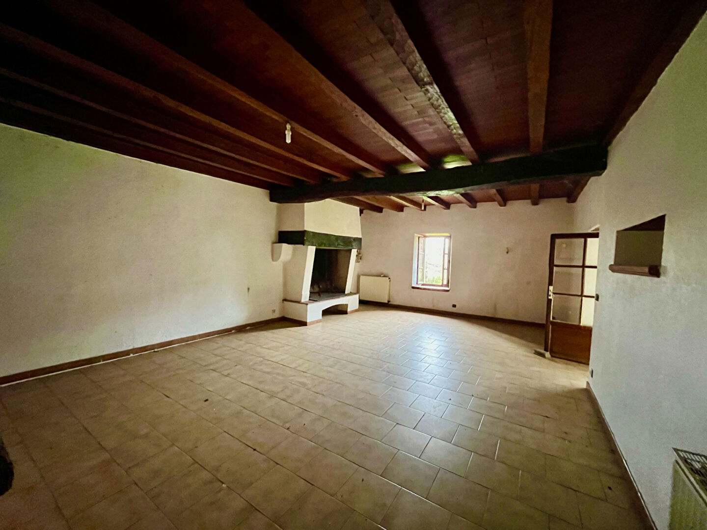 Photo Située à 15 minutes de Villeneuve-sur-Lot, proche de Cancon et du Golf de Castelnaud, Charmante maison en pierre de 112m² située en position dominante avec vue panoramique, sans nuisances, et disposant de 3 chambres, d'un terrain d'environ 4000m² et d'un image 4/6