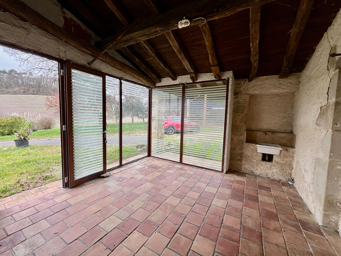 Photo Située à 15 minutes de Villeneuve-sur-Lot, proche de Cancon et du Golf de Castelnaud, Charmante maison en pierre de 112m² située en position dominante avec vue panoramique, sans nuisances, et disposant de 3 chambres, d'un terrain d'environ 4000m² et d'un image 5/6