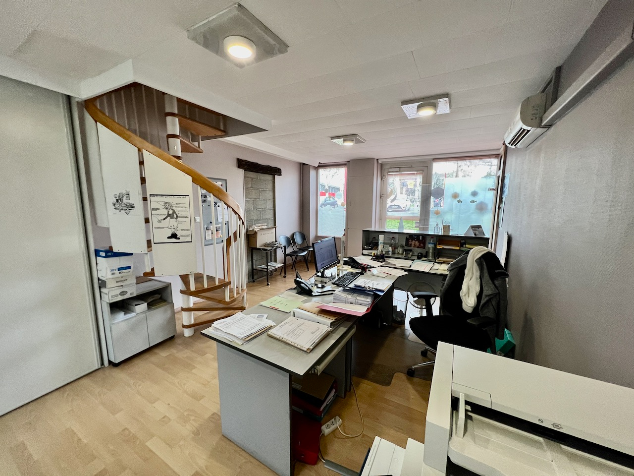 Photo A Villeneuve sur Lot, immeuble de rapport d'environ 169 m2 en centre ville, à proximité immédiate de grands parkings. Au RDC et au premier étage : grand local professionnel d'environ 109 m² (qui étaient loués en bureaux pour 1600  par mois en 2024). Ce l image 2/6