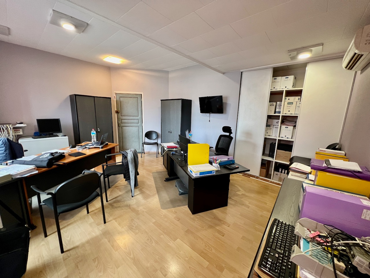 Photo A Villeneuve sur Lot, immeuble de rapport d'environ 169 m2 en centre ville, à proximité immédiate de grands parkings. Au RDC et au premier étage : grand local professionnel d'environ 109 m² (qui étaient loués en bureaux pour 1600  par mois en 2024). Ce l image 5/6