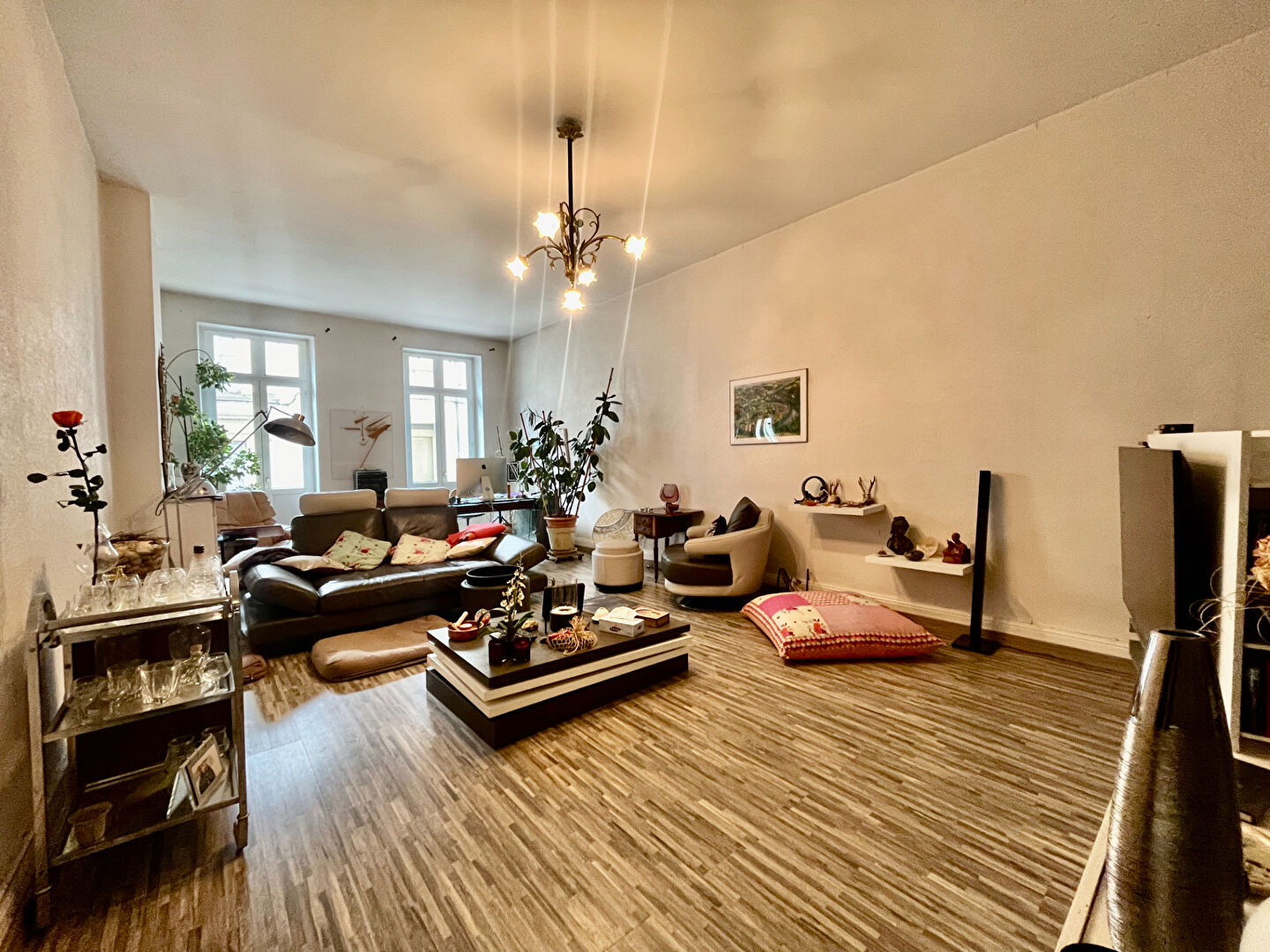 A Villeneuve sur Lot, dans une des rues commerçantes les plus demandées de la ville, immeuble de rapport d'environ 213 m² comprenant un local commercial d'environ 63,41m et à l'étage un appartement d'environ 149,9 m². Le local commercial profite d'un chau