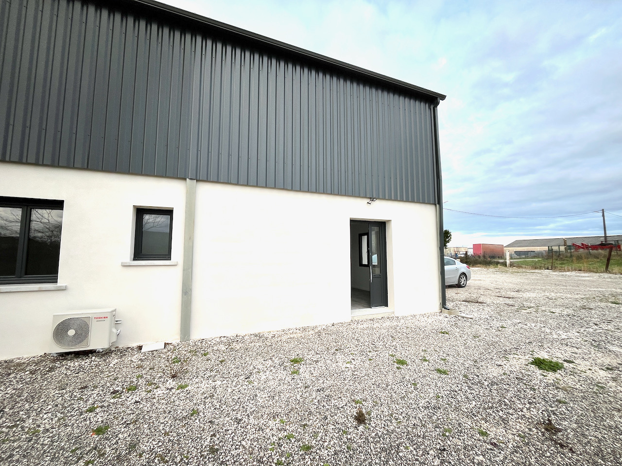 Local professionnel à CANCON, proche N21 avec accès facile pour camions, d'environ 155 m² avec son parc extérieur attenant. L'entrepôt principal de 112 m² a une grande porte et est attenant aux 2 bureaux d'une surface globale de 43 m² (WC pour personnes à