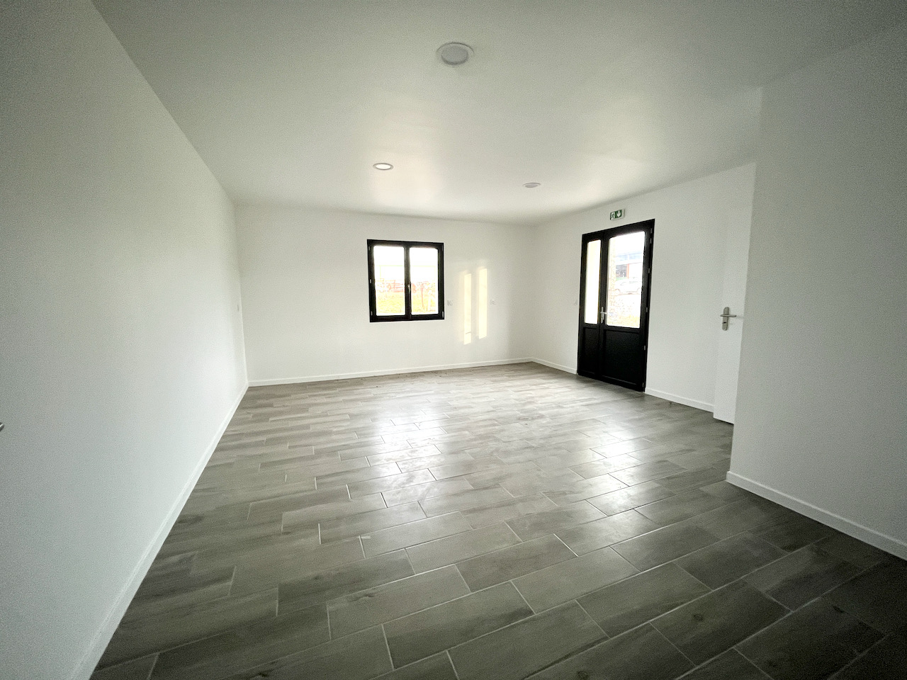 Photo Local professionnel à CANCON, proche N21 avec accès facile pour camions, d'environ 155 m² avec son parc extérieur attenant. L'entrepôt principal de 112 m² a une grande porte et est attenant aux 2 bureaux d'une surface globale de 43 m² (WC pour personnes à image 2/6