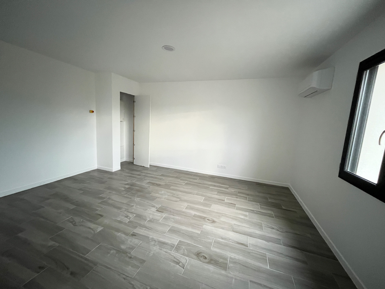 Photo Local professionnel à CANCON, proche N21 avec accès facile pour camions, d'environ 155 m² avec son parc extérieur attenant. L'entrepôt principal de 112 m² a une grande porte et est attenant aux 2 bureaux d'une surface globale de 43 m² (WC pour personnes à image 3/6