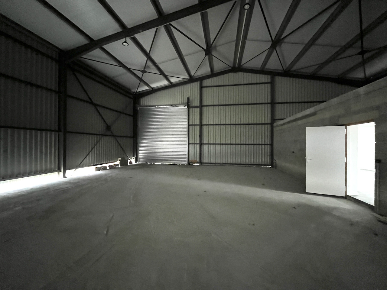 Photo Local professionnel à CANCON, proche N21 avec accès facile pour camions, d'environ 155 m² avec son parc extérieur attenant. L'entrepôt principal de 112 m² a une grande porte et est attenant aux 2 bureaux d'une surface globale de 43 m² (WC pour personnes à image 5/6