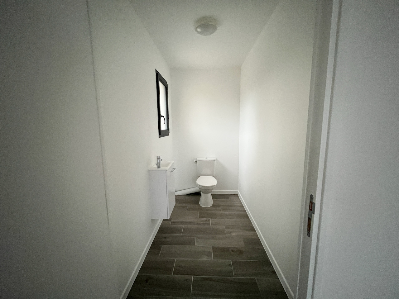 Photo Local professionnel à CANCON, proche N21 avec accès facile pour camions, d'environ 155 m² avec son parc extérieur attenant. L'entrepôt principal de 112 m² a une grande porte et est attenant aux 2 bureaux d'une surface globale de 43 m² (WC pour personnes à image 6/6