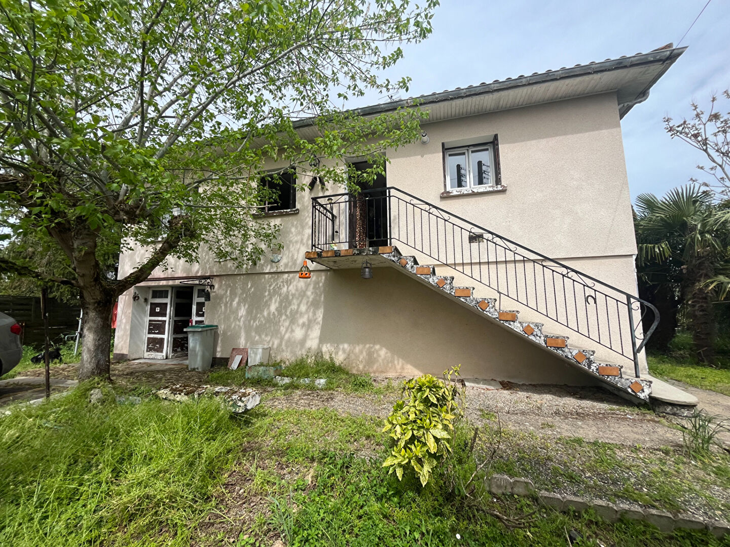 VILLENEUVE-SUR-LOT, située dans un quartier paisible à proximité des écoles, des commerces et des transports en commun, maison individuelle d'environ 82,98m2 habitable sur sous-sol total. Elle comprend à l'étage une entrée, un séjour double avec une cuisi