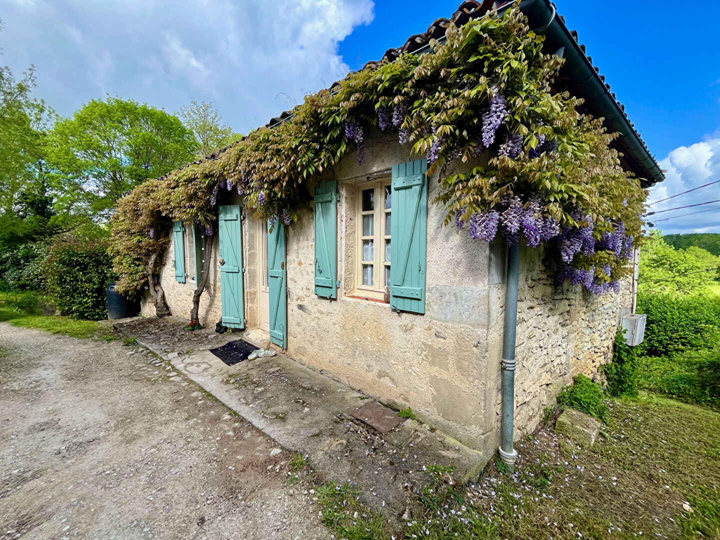 Photo Maison en pierre à Villeneuve-sur-Lot à 10 minutes du centre-ville. Maison de 113m2 environ sur un terrain de 3400m2 environ. Belle pièce de vie de 45m2 avec du poêle à granulés. 3 chambres Les plus de ce bien : Une grande dépendance, un joli jardin, un c image 1/6