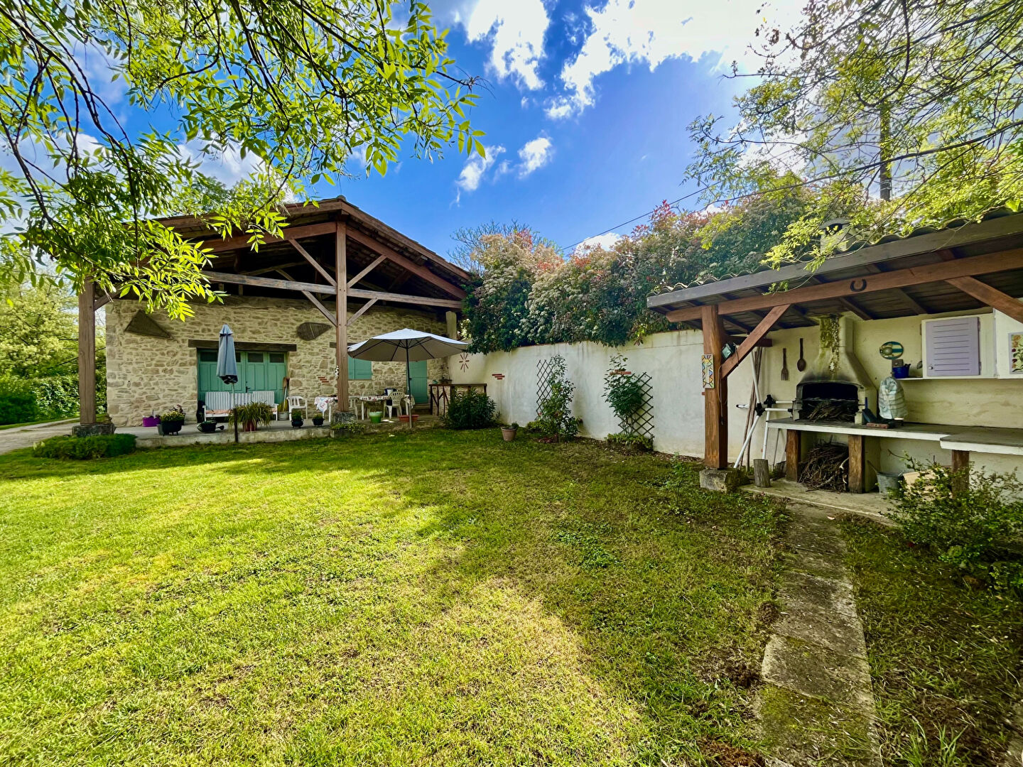 Photo Maison en pierre à Villeneuve-sur-Lot à 10 minutes du centre-ville. Maison de 113m2 environ sur un terrain de 3400m2 environ. Belle pièce de vie de 45m2 avec du poêle à granulés. 3 chambres Les plus de ce bien : Une grande dépendance, un joli jardin, un c image 2/6