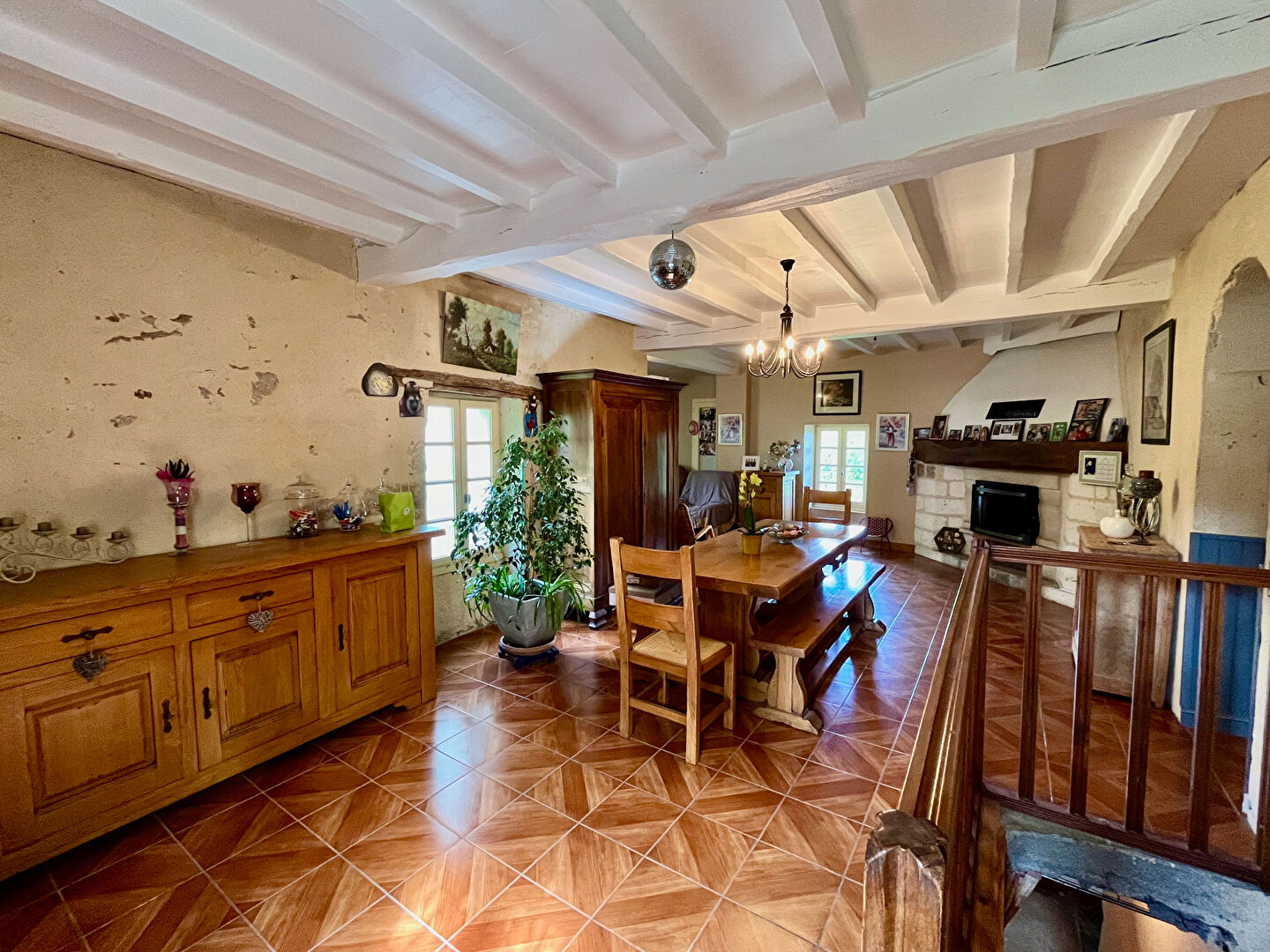 Photo Maison en pierre à Villeneuve-sur-Lot à 10 minutes du centre-ville. Maison de 113m2 environ sur un terrain de 3400m2 environ. Belle pièce de vie de 45m2 avec du poêle à granulés. 3 chambres Les plus de ce bien : Une grande dépendance, un joli jardin, un c image 3/6