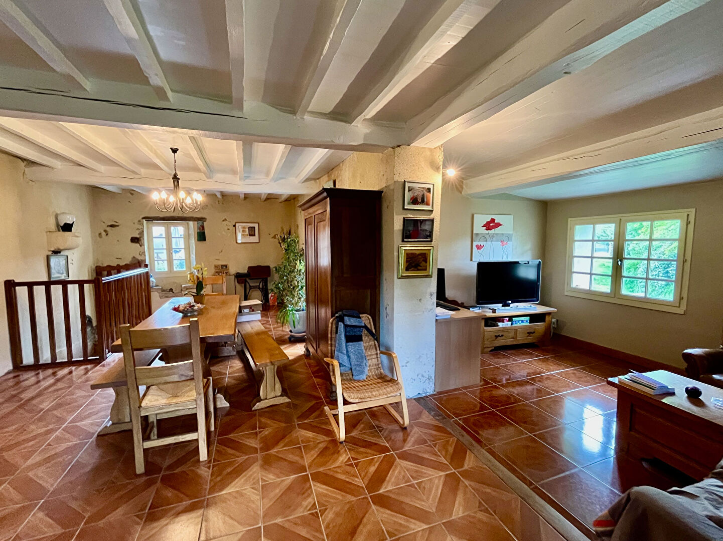 Photo Maison en pierre à Villeneuve-sur-Lot à 10 minutes du centre-ville. Maison de 113m2 environ sur un terrain de 3400m2 environ. Belle pièce de vie de 45m2 avec du poêle à granulés. 3 chambres Les plus de ce bien : Une grande dépendance, un joli jardin, un c image 4/6