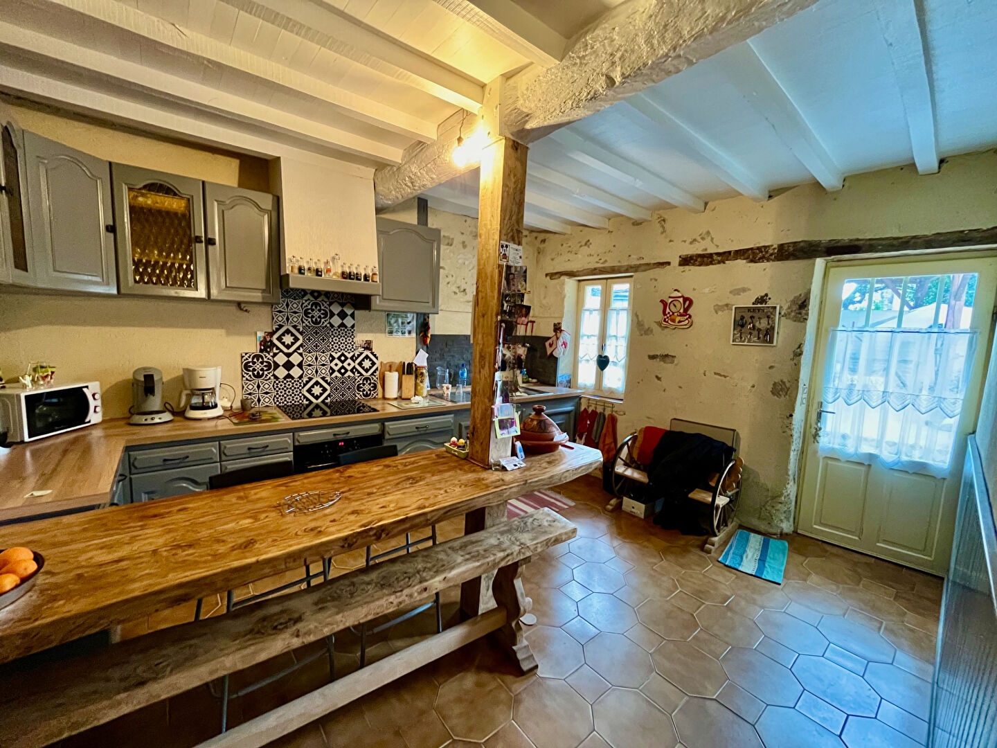 Photo Maison en pierre à Villeneuve-sur-Lot à 10 minutes du centre-ville. Maison de 113m2 environ sur un terrain de 3400m2 environ. Belle pièce de vie de 45m2 avec du poêle à granulés. 3 chambres Les plus de ce bien : Une grande dépendance, un joli jardin, un c image 5/6