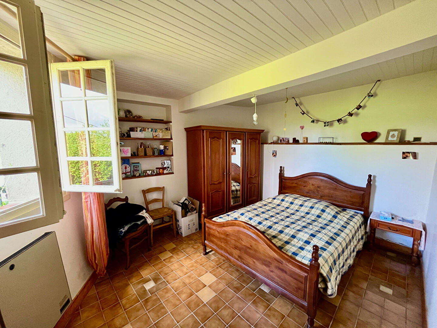 Photo Maison en pierre à Villeneuve-sur-Lot à 10 minutes du centre-ville. Maison de 113m2 environ sur un terrain de 3400m2 environ. Belle pièce de vie de 45m2 avec du poêle à granulés. 3 chambres Les plus de ce bien : Une grande dépendance, un joli jardin, un c image 6/6