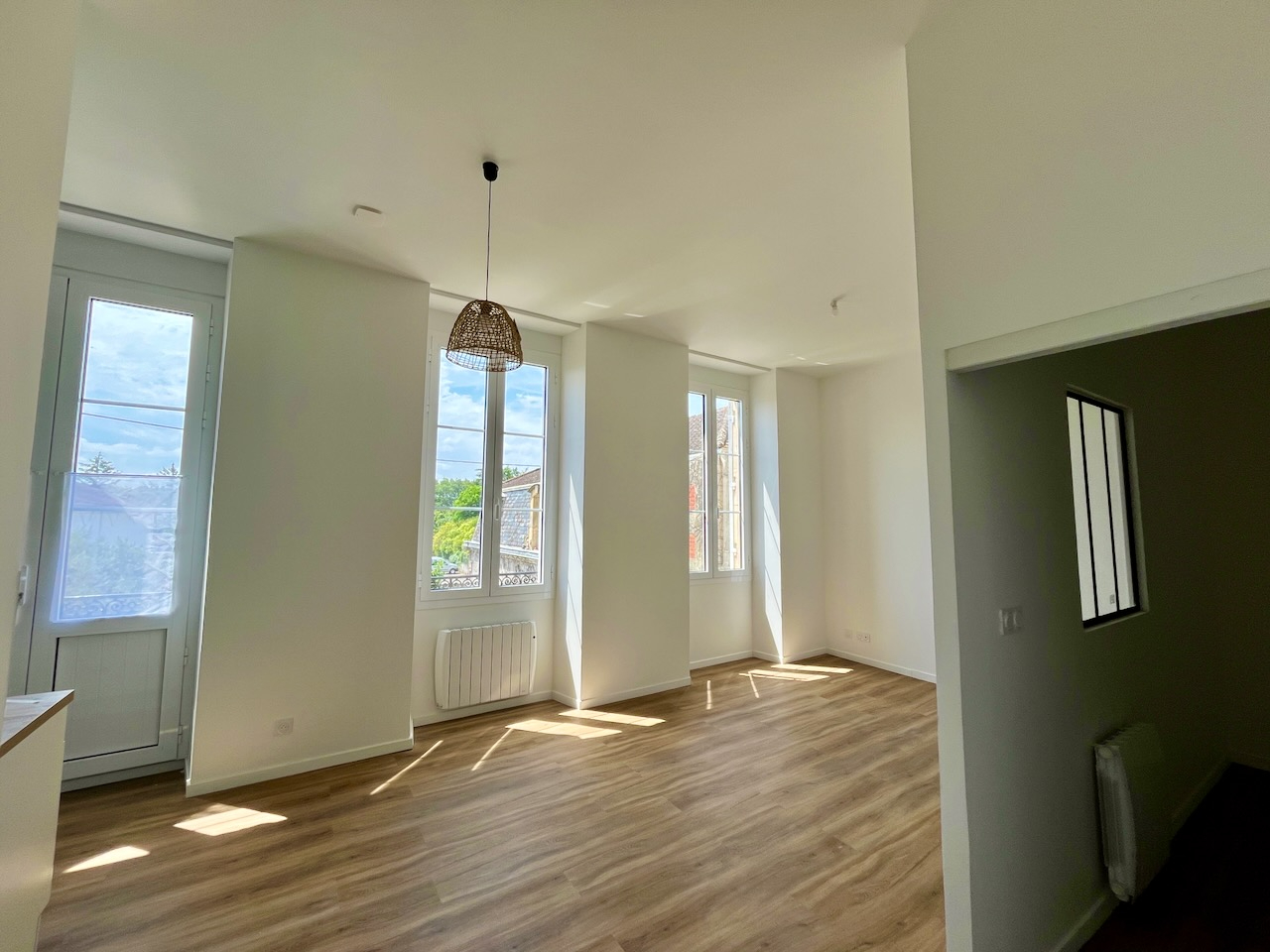 Sainte Livrade sur Lot, cette résidence de 12 logements a été entièrement rénovée (appartements de standing, parties communes)  avec une finition de grande qualité. Cet appartement T1 bis de  48,11m² a un séjour avec cuisine équipée, salle d'eau avec WC e