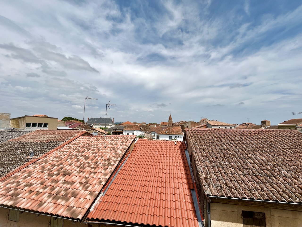 Photo Sainte Livrade sur Lot, cette résidence de 12 logements a été entièrement rénovée avec une finition de grande qualité. Cet appartement duplex T3 de 75,55 m² est situé au 2ème étage. Il a un séjour lumineux avec cuisine équipée avec des beaux volumes, sall image 2/6