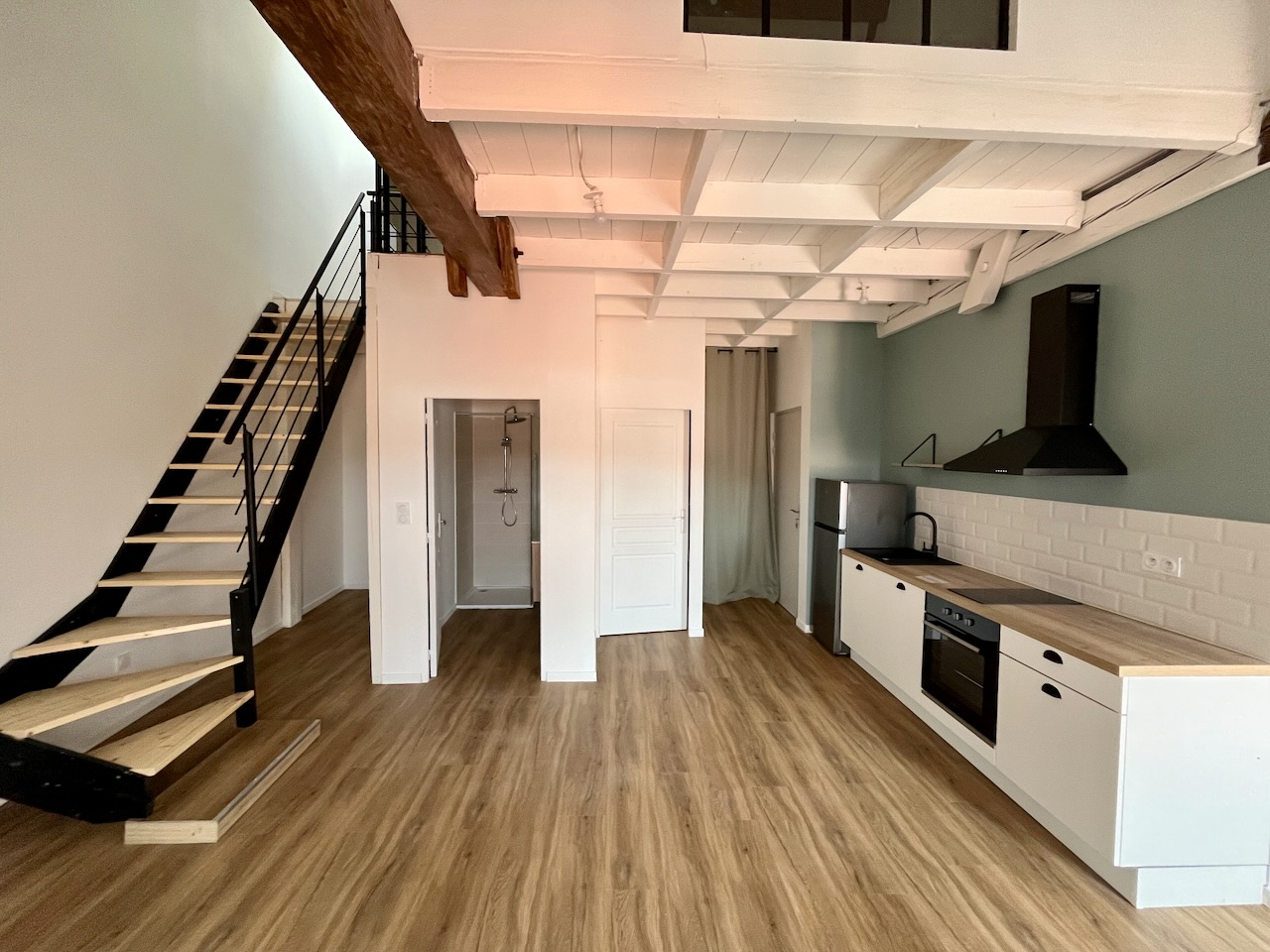 Photo Sainte Livrade sur Lot, cette résidence de 12 logements a été entièrement rénovée avec une finition de grande qualité. Cet appartement duplex T3 de 75,55 m² est situé au 2ème étage. Il a un séjour lumineux avec cuisine équipée avec des beaux volumes, sall image 4/6