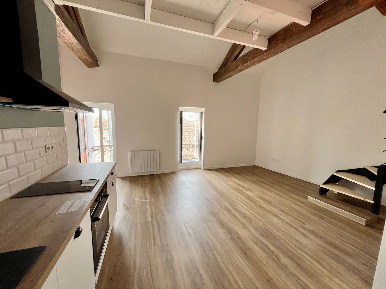 Photo Sainte Livrade sur Lot, cette résidence de 12 logements a été entièrement rénovée avec une finition de grande qualité. Cet appartement duplex T3 de 75,55 m² est situé au 2ème étage. Il a un séjour lumineux avec cuisine équipée avec des beaux volumes, sall image 5/6