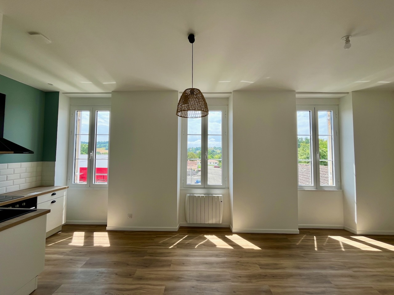 Sainte Livrade sur Lot, cette résidence de 12 logements a été entièrement rénovée (appartements de standing, parties communes)  avec une finition de grande qualité. Cet appartement T2 de   m² a un séjour avec cuisine équipée, salle d'eau avec WC et une pi