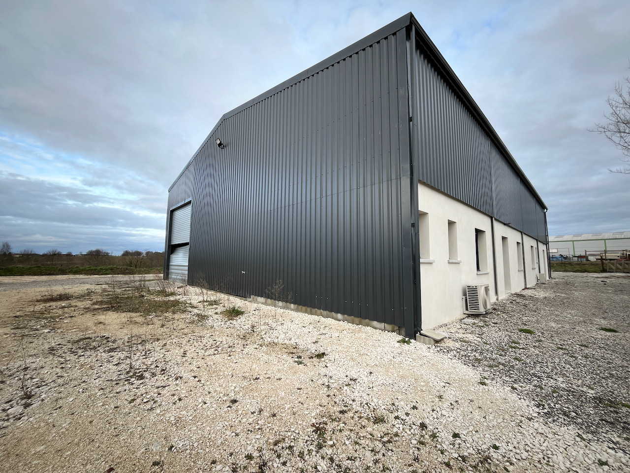 Local professionnel NEUF à CANCON, proche N21 avec accès facile pour camions, d'environ 215 m² avec son parc extérieur attenant. L'entrepôt principal de 155 m² a une grande porte et est attenant aux bureaux d'une surface de 60 m2 (2 bureaux, un hall d'ent