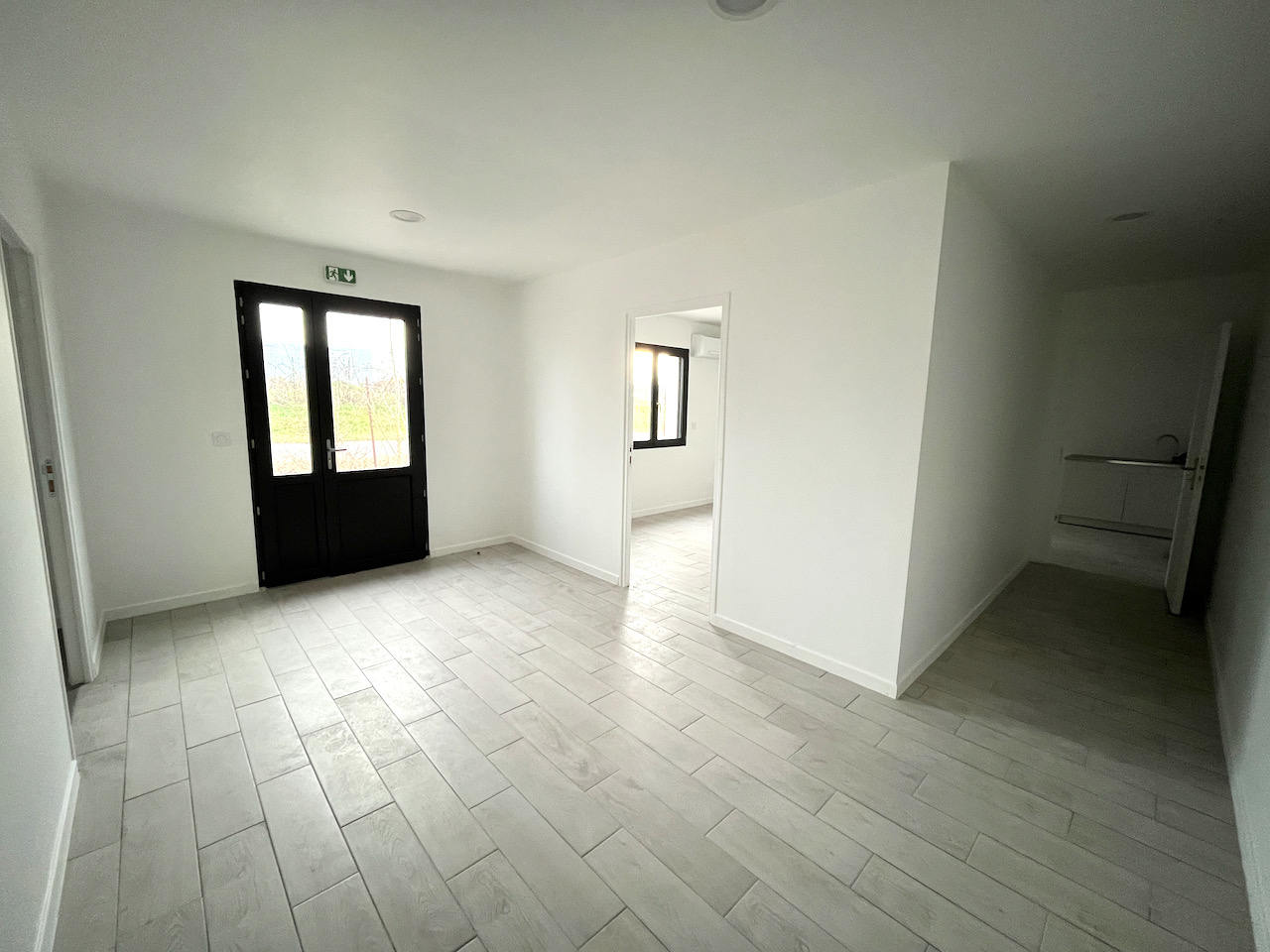 Photo Local professionnel NEUF à CANCON, proche N21 avec accès facile pour camions, d'environ 215 m² avec son parc extérieur attenant. L'entrepôt principal de 155 m² a une grande porte et est attenant aux bureaux d'une surface de 60 m2 (2 bureaux, un hall d'ent image 2/6