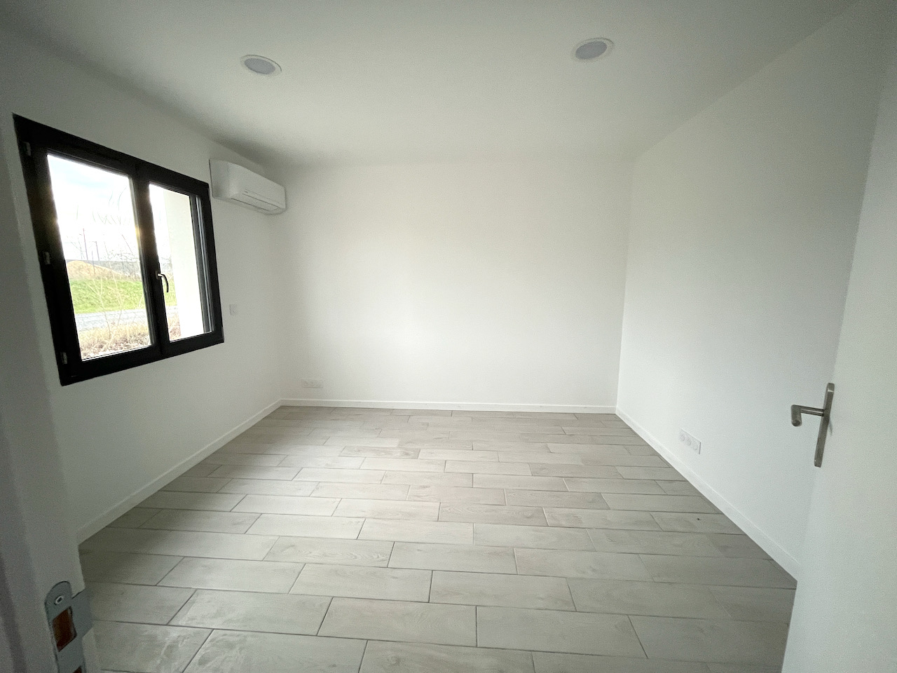 Photo Local professionnel NEUF à CANCON, proche N21 avec accès facile pour camions, d'environ 215 m² avec son parc extérieur attenant. L'entrepôt principal de 155 m² a une grande porte et est attenant aux bureaux d'une surface de 60 m2 (2 bureaux, un hall d'ent image 3/6