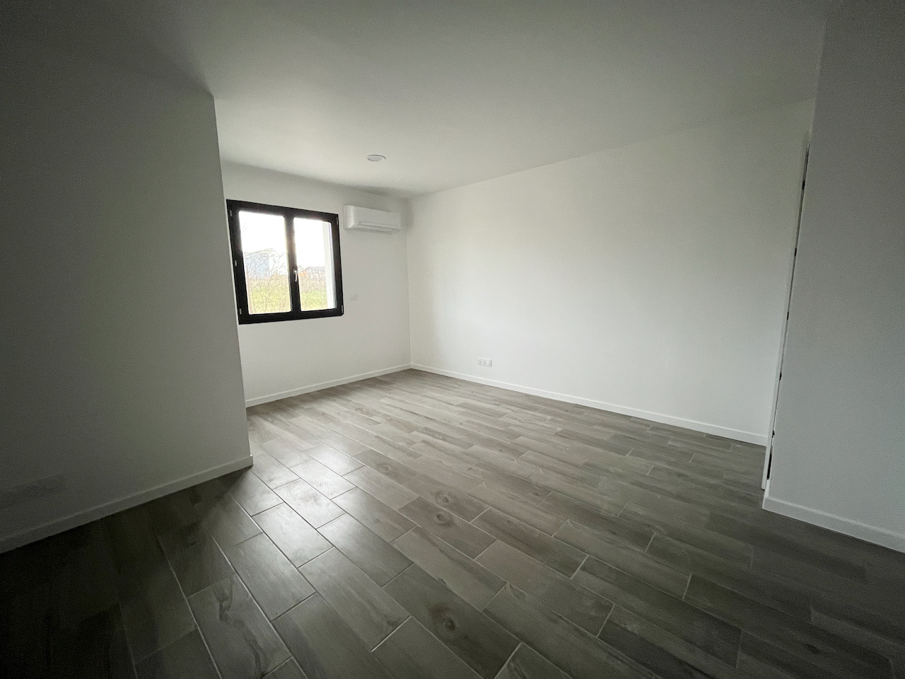 Photo Local professionnel NEUF à CANCON, proche N21 avec accès facile pour camions, d'environ 215 m² avec son parc extérieur attenant. L'entrepôt principal de 155 m² a une grande porte et est attenant aux bureaux d'une surface de 60 m2 (2 bureaux, un hall d'ent image 4/6