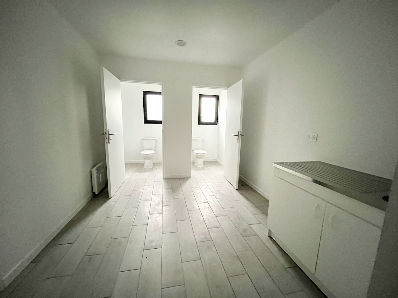 Photo Local professionnel NEUF à CANCON, proche N21 avec accès facile pour camions, d'environ 215 m² avec son parc extérieur attenant. L'entrepôt principal de 155 m² a une grande porte et est attenant aux bureaux d'une surface de 60 m2 (2 bureaux, un hall d'ent image 5/6