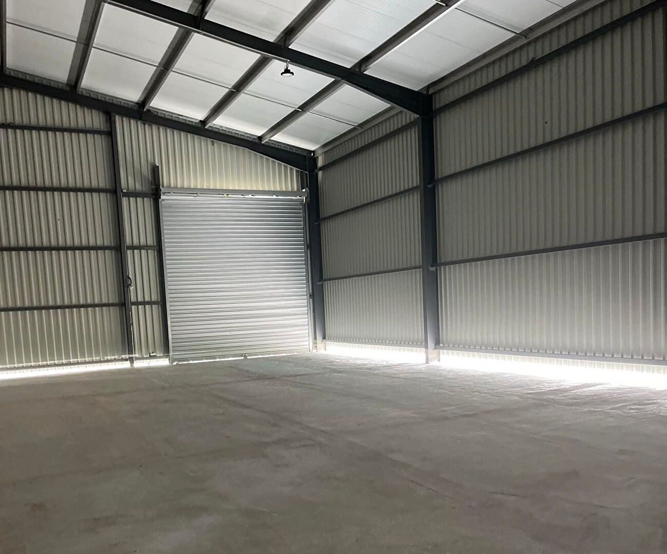 Photo Local professionnel NEUF à CANCON, proche N21 avec accès facile pour camions, d'environ 215 m² avec son parc extérieur attenant. L'entrepôt principal de 155 m² a une grande porte et est attenant aux bureaux d'une surface de 60 m2 (2 bureaux, un hall d'ent image 6/6