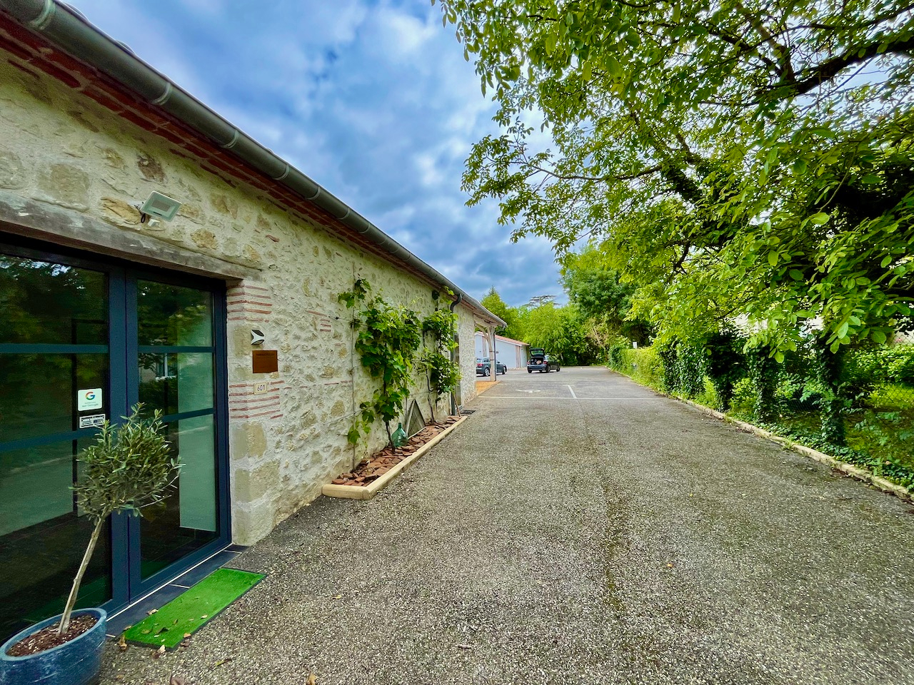 Photo Découvrez cette splendide grange en pierres et briques de 289 m² rénovée récemment située dans un quartier résidentiel prisé, alliant charme et modernité.  Cette grange était récemment utilisée comme espace de réception par un artisan mais la qualité de l image 3/6