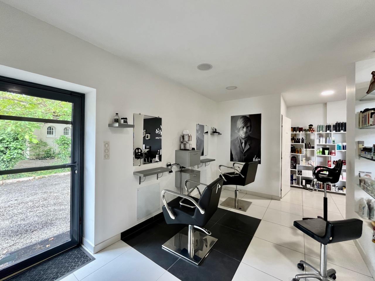 Photo Découvrez cette splendide grange en pierres et briques de 289 m² rénovée récemment située dans un quartier résidentiel prisé, alliant charme et modernité.  Cette grange était récemment utilisée comme espace de réception par un artisan mais la qualité de l image 5/6