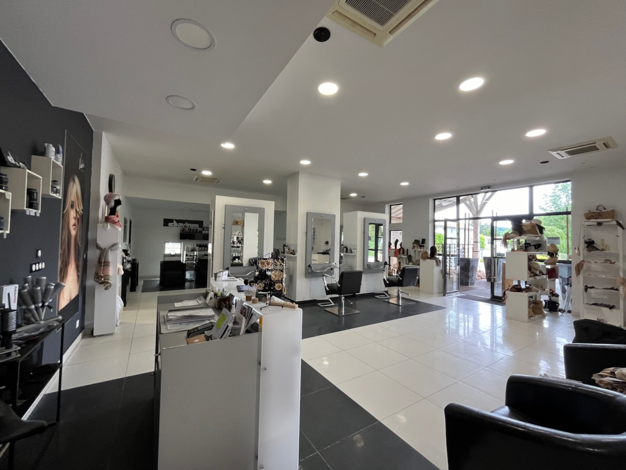 Photo Découvrez cette splendide grange en pierres et briques de 289 m² rénovée récemment située dans un quartier résidentiel prisé, alliant charme et modernité.  Cette grange était récemment utilisée comme espace de réception par un artisan mais la qualité de l image 6/6