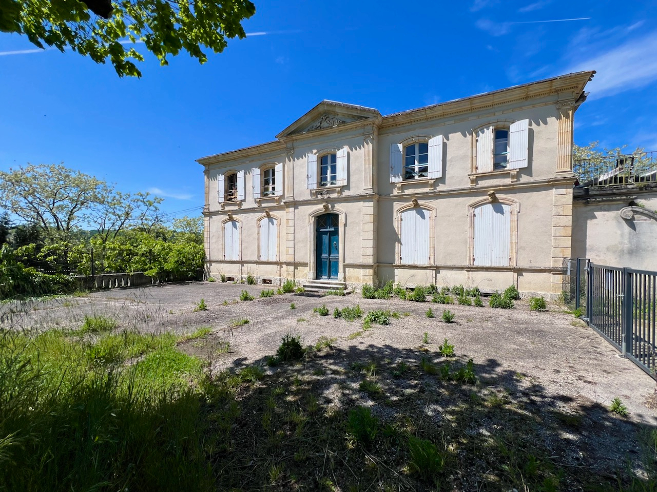 Belle opportunité pour investisseur : 1 271 m2 de logements et divers bâtiments à PUJOLS (village classé « plus beau village de France »). Cet ensemble immobilier regroupe plusieurs bâtiments (sur un terrain arboré d'environ 1,6 hectare) : Lots 1 et 2