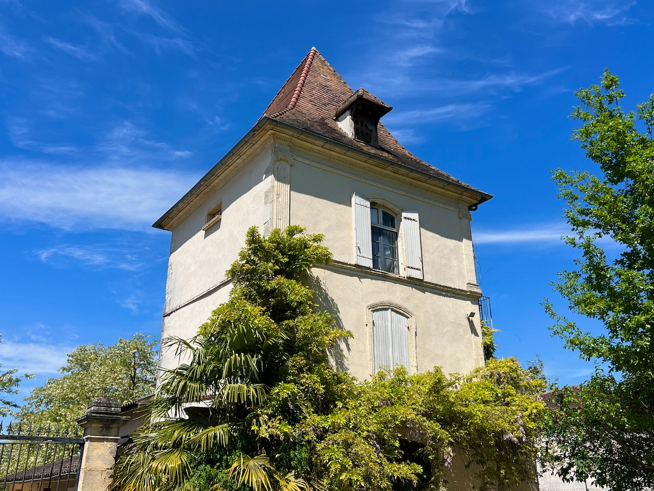 Photo Belle opportunité pour investisseur : 1 271 m2 de logements et divers bâtiments à PUJOLS (village classé « plus beau village de France »). Cet ensemble immobilier regroupe plusieurs bâtiments (sur un terrain arboré d'environ 1,6 hectare) : Lots 1 et 2 image 2/6
