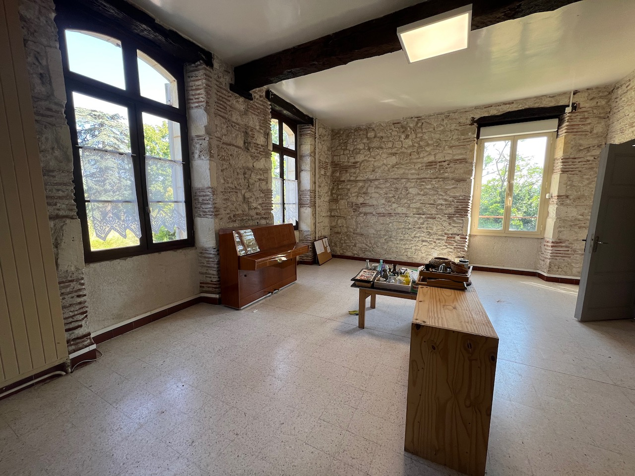 Photo Belle opportunité pour investisseur : 1 271 m2 de logements et divers bâtiments à PUJOLS (village classé « plus beau village de France »). Cet ensemble immobilier regroupe plusieurs bâtiments (sur un terrain arboré d'environ 1,6 hectare) : Lots 1 et 2 image 5/6