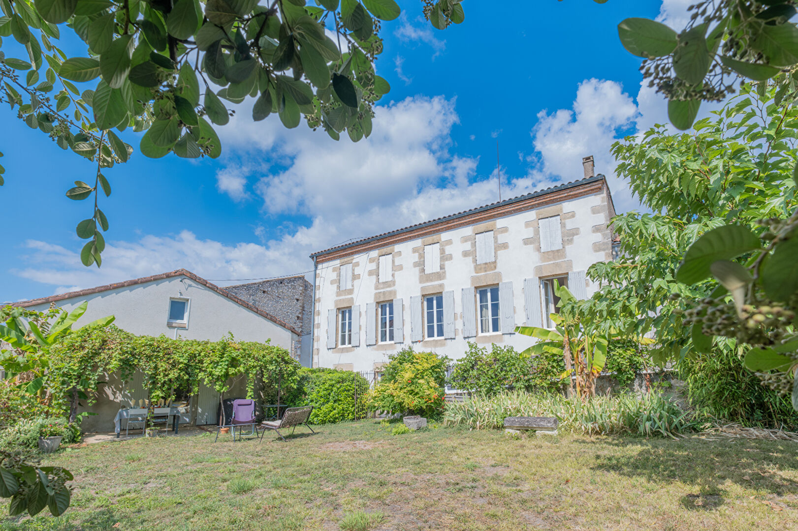 Proche de Castelmoron sur Lot, au coeur d'une bastide du XIII° siècle, superbe maison bourgeoise d'environ 364 m² avec jardin, piscine et garage. Si vous êtes sensibles au charme des vieilles pierres, à la hauteur sous plafond, aux grands volumes, aux rén
