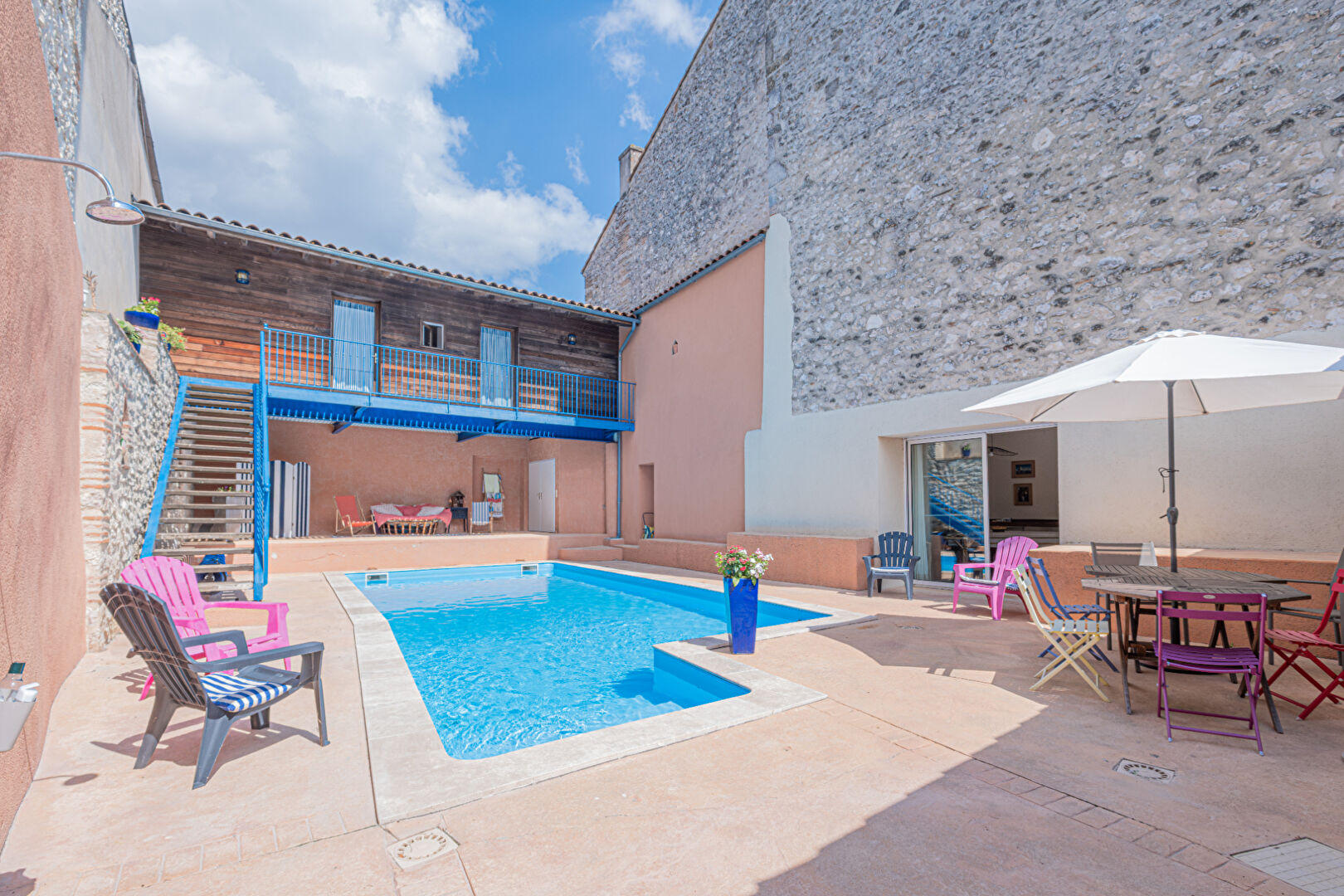 Photo Proche de Castelmoron sur Lot, au coeur d'une bastide du XIII° siècle, superbe maison bourgeoise d'environ 364 m² avec jardin, piscine et garage. Si vous êtes sensibles au charme des vieilles pierres, à la hauteur sous plafond, aux grands volumes, aux rén image 3/6