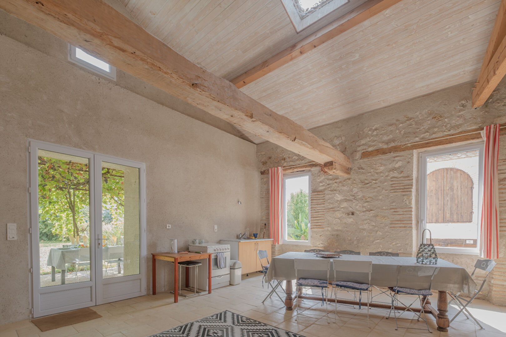 Photo Proche de Castelmoron sur Lot, au coeur d'une bastide du XIII° siècle, superbe maison bourgeoise d'environ 364 m² avec jardin, piscine et garage. Si vous êtes sensibles au charme des vieilles pierres, à la hauteur sous plafond, aux grands volumes, aux rén image 6/6