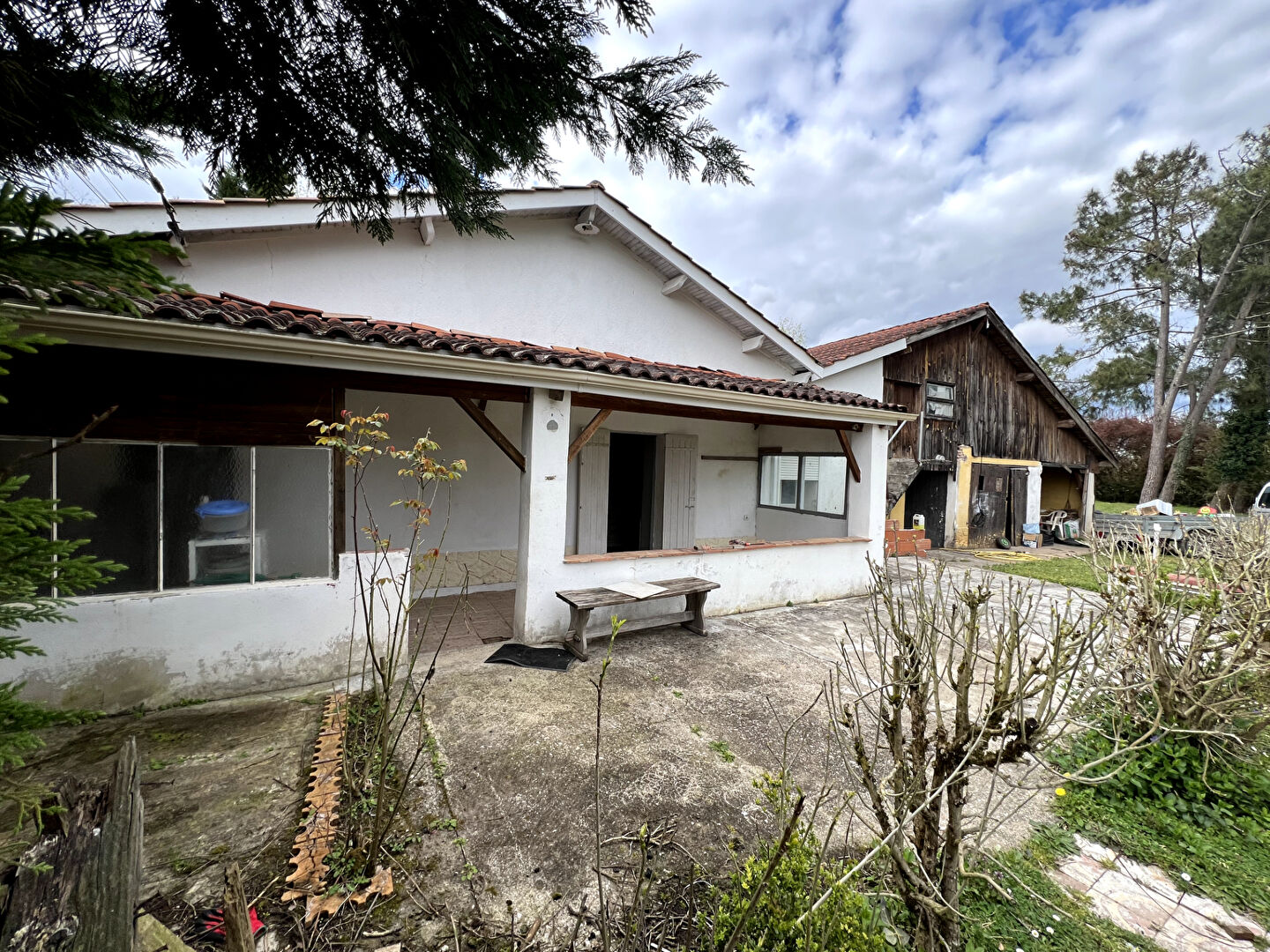 Photo À Castelmoron-sur-Lot, venez découvrir cet ensemble immobilier situé dans un environnement calme avec un jardin d'environ 2703 m². L'ensemble comprend une maison de plain-pied de 68,01 m² composée d'une pièce de vie de 24,94 m², une cuisine entièrement éq image 1/6