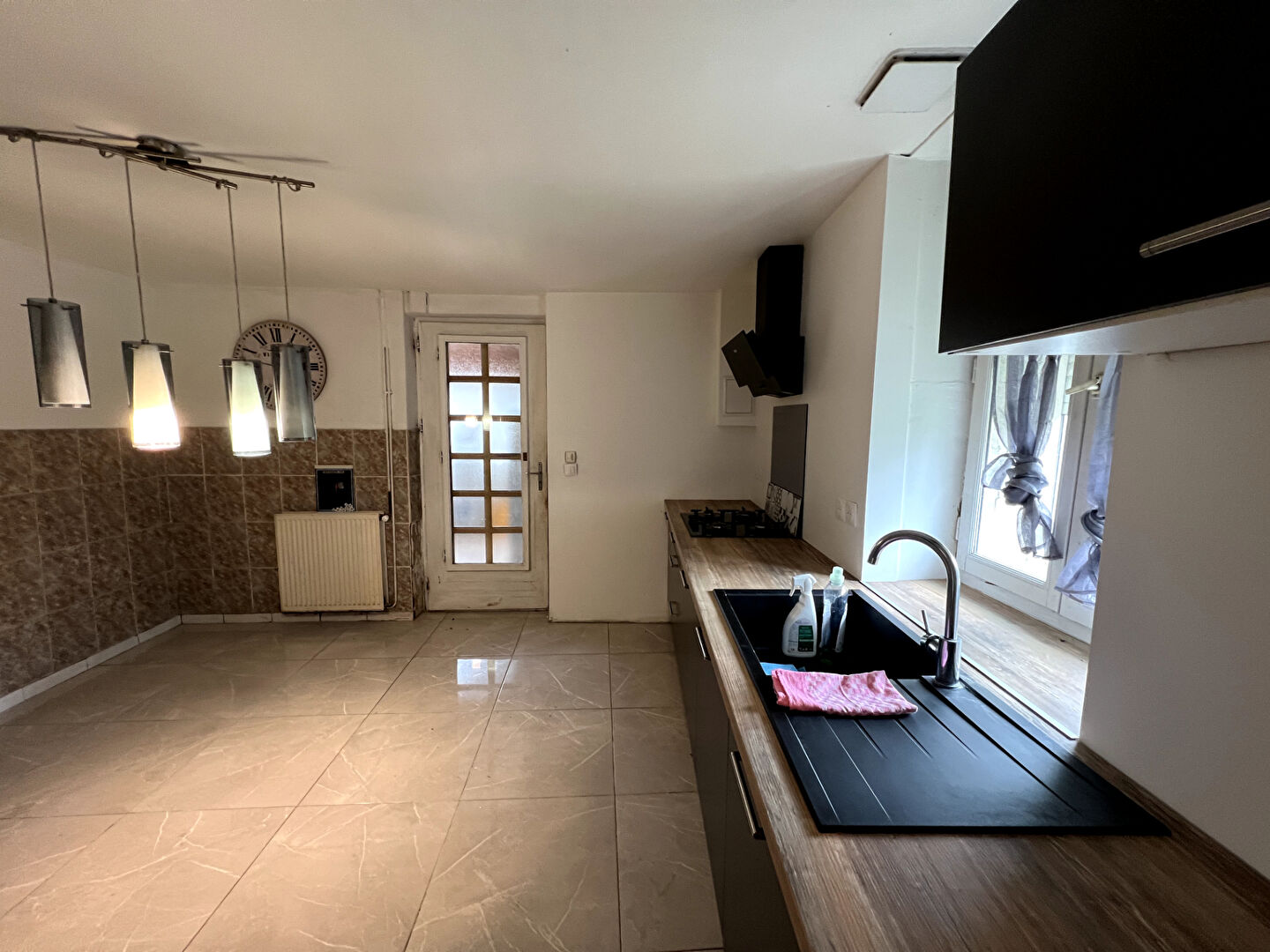 Photo À Castelmoron-sur-Lot, venez découvrir cet ensemble immobilier situé dans un environnement calme avec un jardin d'environ 2703 m². L'ensemble comprend une maison de plain-pied de 68,01 m² composée d'une pièce de vie de 24,94 m², une cuisine entièrement éq image 2/6