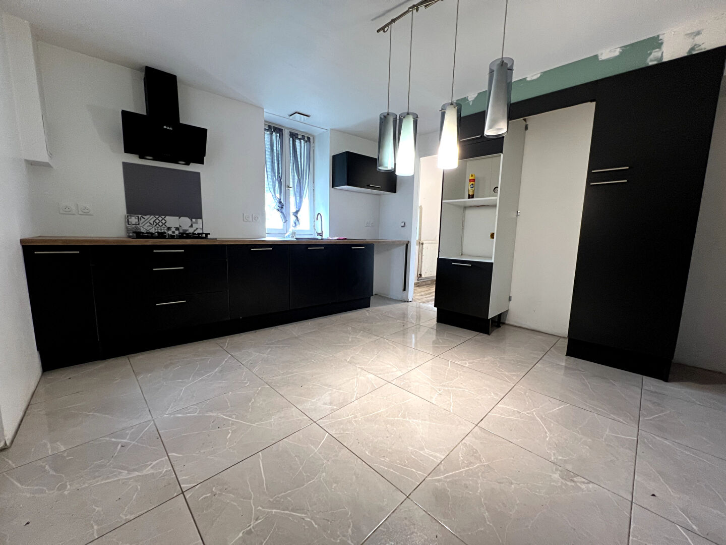 Photo À Castelmoron-sur-Lot, venez découvrir cet ensemble immobilier situé dans un environnement calme avec un jardin d'environ 2703 m². L'ensemble comprend une maison de plain-pied de 68,01 m² composée d'une pièce de vie de 24,94 m², une cuisine entièrement éq image 3/6