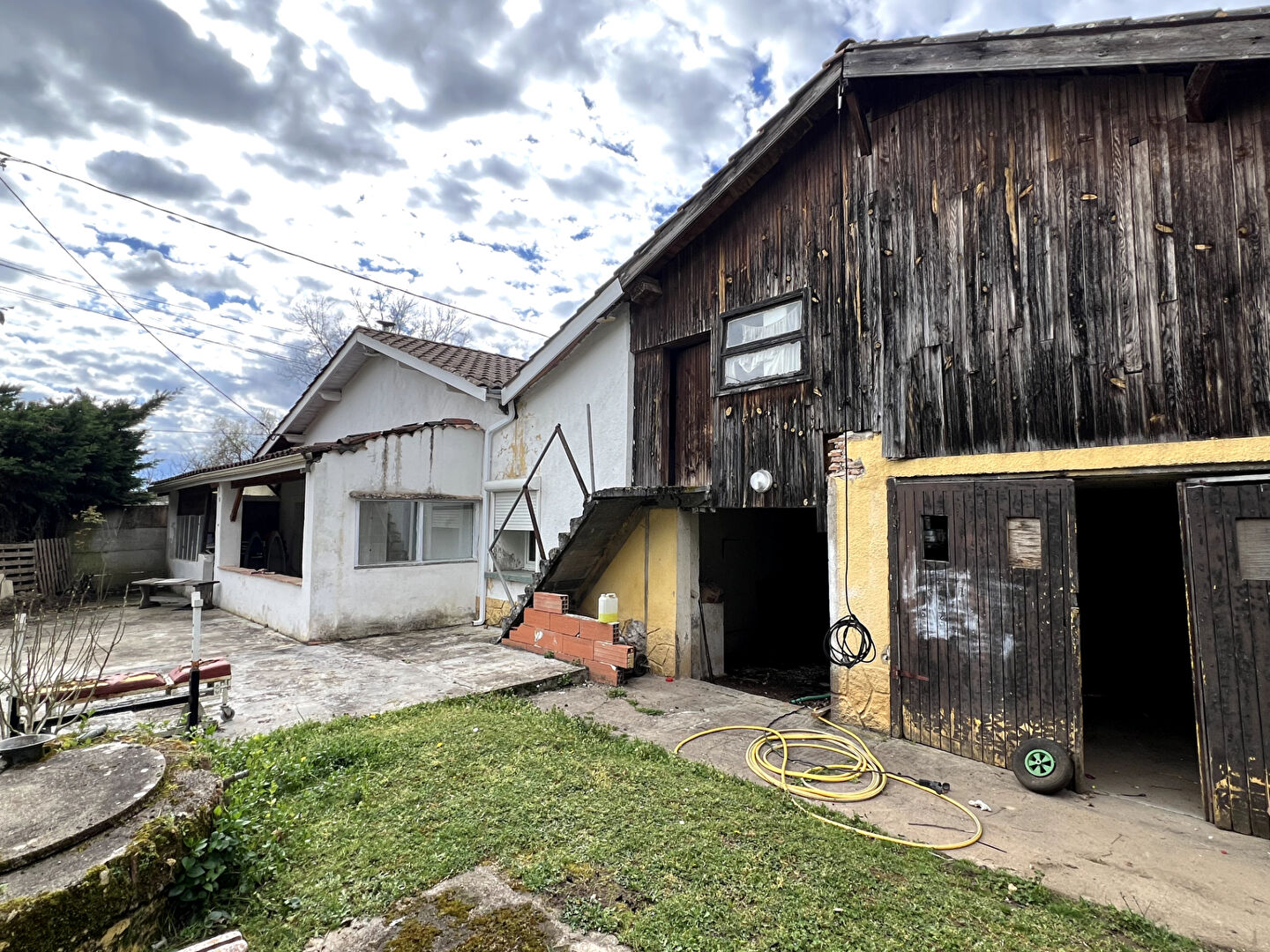 Photo À Castelmoron-sur-Lot, venez découvrir cet ensemble immobilier situé dans un environnement calme avec un jardin d'environ 2703 m². L'ensemble comprend une maison de plain-pied de 68,01 m² composée d'une pièce de vie de 24,94 m², une cuisine entièrement éq image 5/6