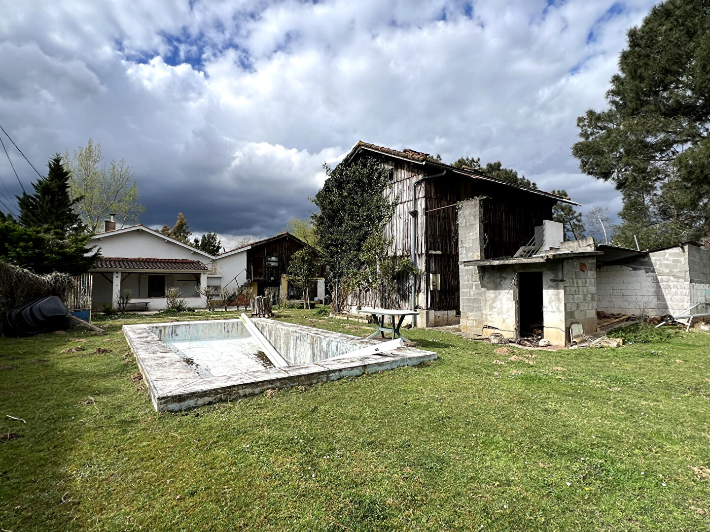 Photo À Castelmoron-sur-Lot, venez découvrir cet ensemble immobilier situé dans un environnement calme avec un jardin d'environ 2703 m². L'ensemble comprend une maison de plain-pied de 68,01 m² composée d'une pièce de vie de 24,94 m², une cuisine entièrement éq image 6/6